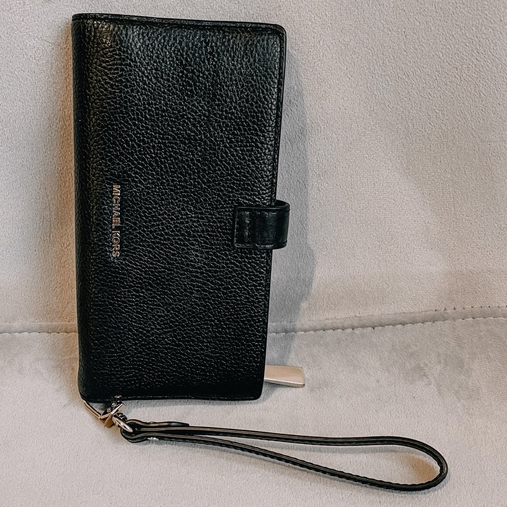 Large Michael Kors Button Wallet - Pristine Condi… - image 2